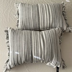 Indoor/outdoor throw pillows